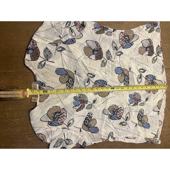 I. E. 100% Silk Sheer V-Neck Blouse, Short Sleeve, Size 1XL, Cream, Multicolored - Picture 5 of 5